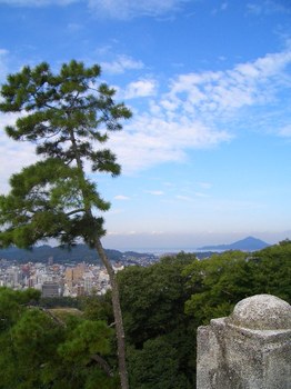 17-2日目-松山城天守閣へ向かう途中からの松山市の眺め2.JPG
