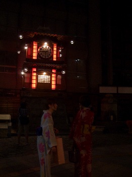 夜の道後温泉商店街前のからくり時計2.JPG